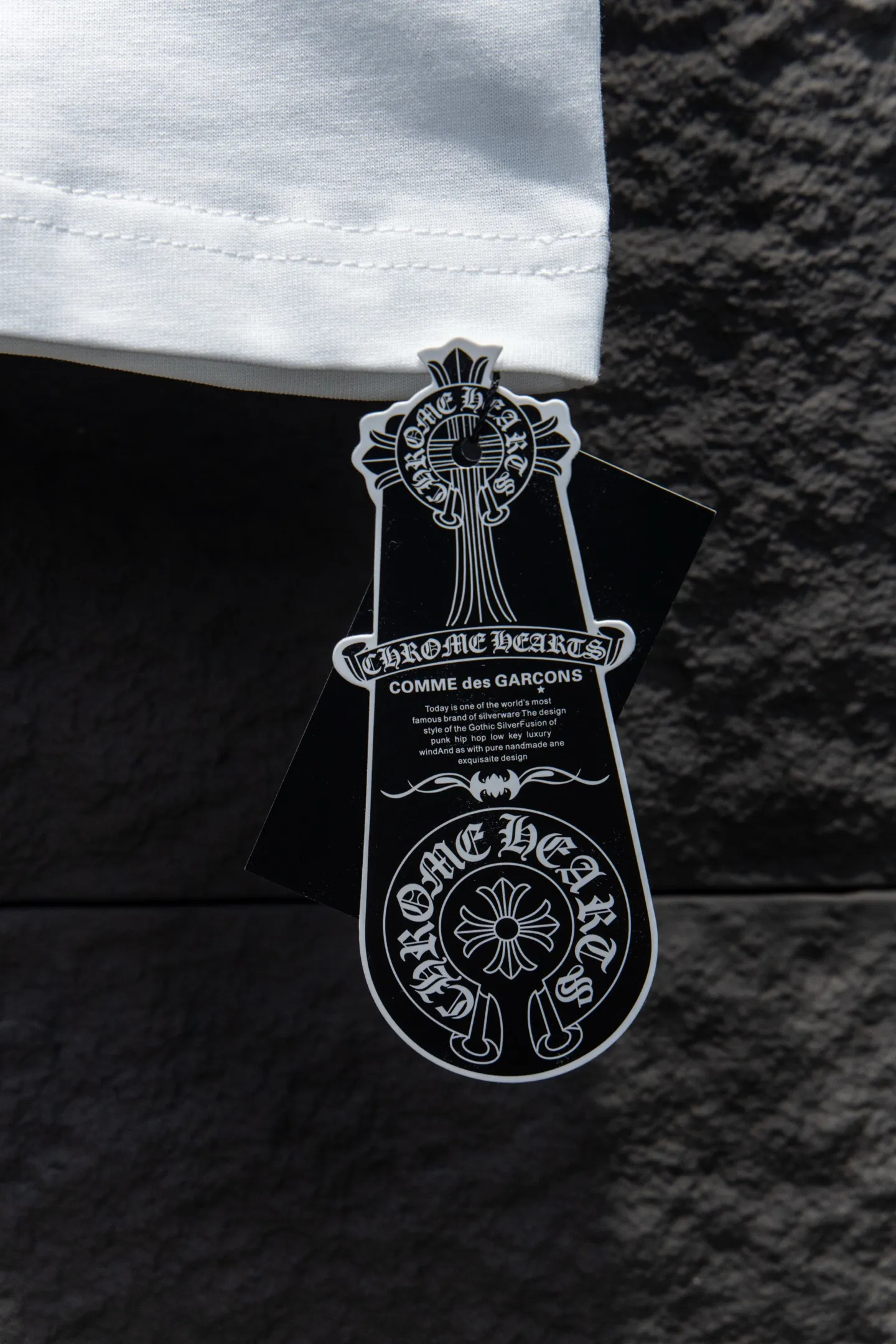 P170 🆕Chrome hearts 25ss os version is really charming and Chrome Hearts is really a must-have. Every season's new version is made to the extreme. It is very practical and can be worn casually. Nice✔️ - ⚠️100% cotton. It is made of 32-count double yarn, 260-gram weight fabric and imported knitted needle carded cotton. It has moderate thickness, drape and contour, and the upper body is comfortable! ! It is very tolerant to fat body types and can instantly lose five pounds after wearing it!  The front and rear panels are hand-printed on the silk screen platen, and the 3D full-color scan pattern is used as film to ensure that the printing pattern is restored to the highest degree, and the printing is made to have a cracking effect and is reinforced and not easy to fall off. The upper and lower LOGO printing has a strong touch texture. The printing material uses environmentally friendly active water slurry and anti-sublimation liquid for the base. The garments can withstand washing without stripping. The addition of handmade elements to the body of the garment greatly increases the interest of the garment and creates a unique visual effect. After special treatment, a unique effect is formed. An irregular hem is added to the version. This year's Kroxin is the main version. In the past two years, the oversize version has become the focus of the trend and has been a popular staple in the past two years. The change of designers has made this brand an instant hit. The progressive fashion of the times also needs the blood impact of fresh elements and trendy designs in order to continue its glory! It’s stylish both inside and outside, a must-have for high street travel! An absolute "eye-catching style" that can match couples 💏 Color: Black White Size: S M L XL